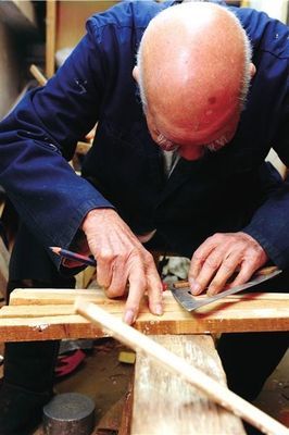 百歲巧手傳溫情，千把馬扎贈(zèng)鄰里——老木匠的工匠精神與社區(qū)情誼