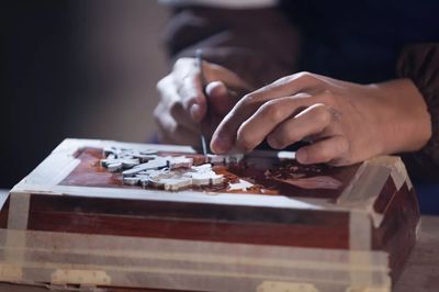 他放棄海外的安逸生活，只為繼承這點石成金的鑲嵌技藝